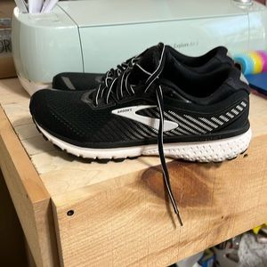 Men’s black and white brooks